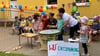 Die Kinder der Kita „Regenbogen“ führen stolz ihr selbst gestaltetes Musical zum Abschluss des Projekts „Gefühlehelden“ auf. 