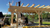 Ein Carport wurde auf dem neuen Festplatz gebaut (l.), unter dem der Ausschank mit Bar eingerichtet werden soll. Die Bühne (r.) ist schon fertig. 