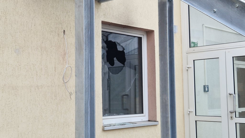 Durch dieses Fenster in der Reideburger Straße in Halle wurde ein Brandsatz in das Gebäude geschleudert.