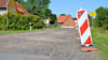 Seit Herbst 2024 ist die Fahrbahn in Trebnitz abgefräst. Jetzt soll es vor Ort endlich weiter gehen.