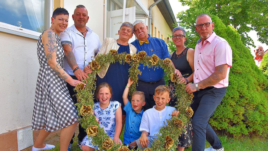 Brunhilde und Wolfgang Kirchner feiern 50 Jahre Eheglück mit ihrer Tochter Kathrin (2.v.r.) und Ehemann Maik sowie Sohn Norman und Verlobte Dani. Durch das Herz schauen die Enkel Alina, Lounis und Pepe (Mitte).