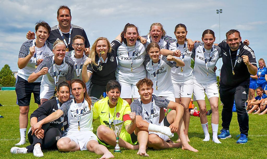 Die Fußballfrauen von Stahl Aken sind am Sonntag in Bitterfeld Kleinfeld-Landesmeister 2025 geworden. Der Jubel ist groß.