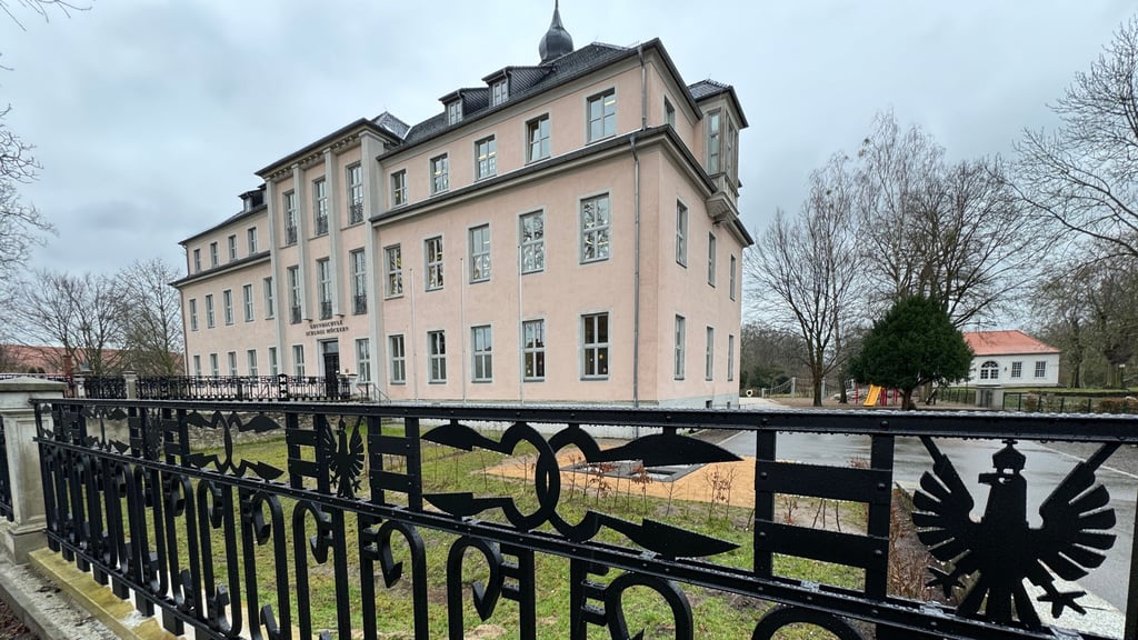 Das Schloss Möckern hat einen neuen alten Zaun.