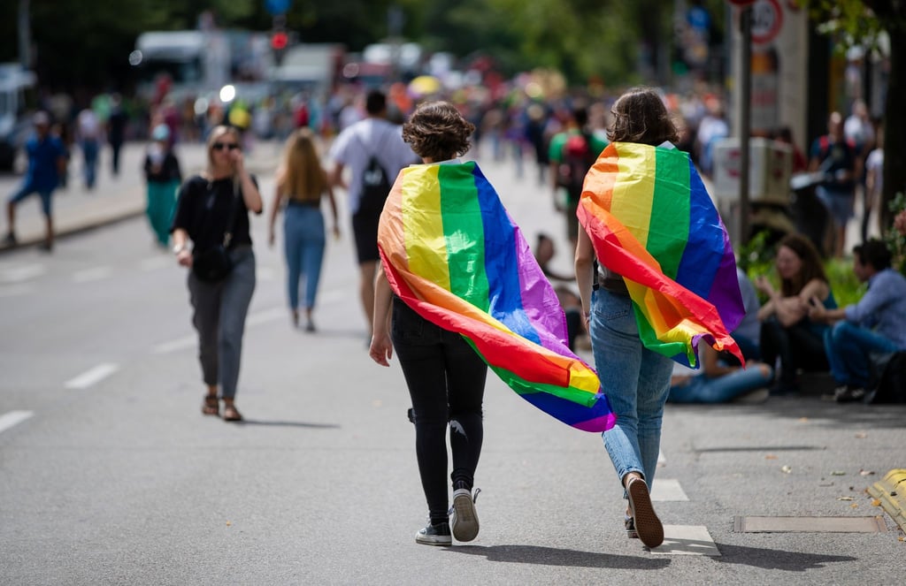 Regenbogenfamilien: Familien, in denen ein gleichgeschlechtliches Paar mit minderjährigen Kindern in einem Haushalt zusammenlebt. (Archivbild)