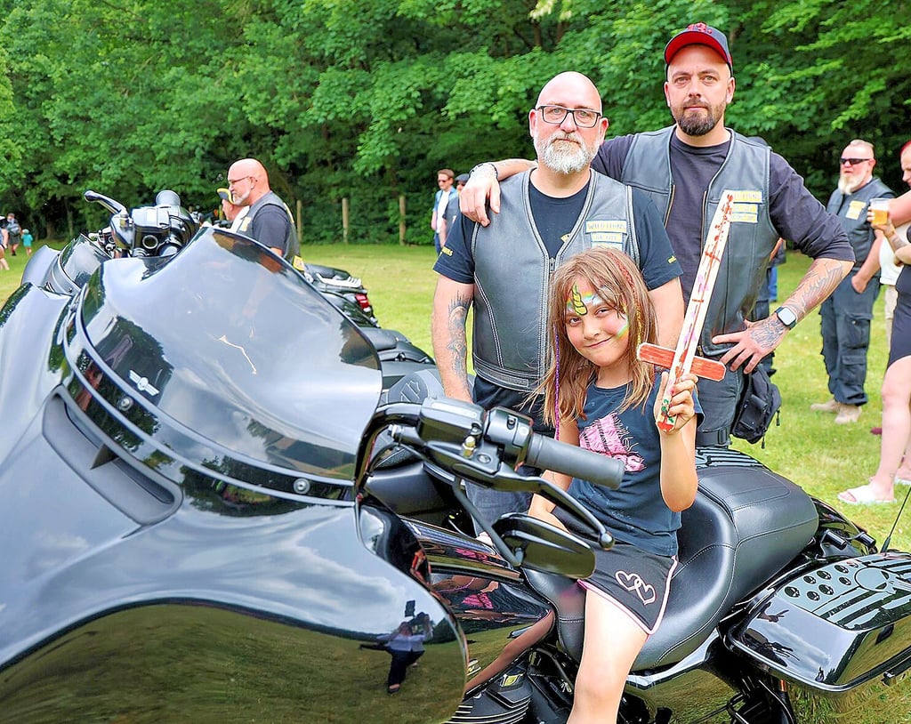 Mit einem Piratenfest wurde am Sonntag im Waldbad Zichtau die Badesaison 2025 eröffnet. Ein Hingucker waren auf jeden Fall die Harleys einer Bikergruppe aus der Region Gardelegen. Lina Bajerski durfte einmal Probesitzen auf der Harley Street glide von Erik Weber aus Engersen (rechts), hier mit Biker Frank Eschholz aus Gardelegen.