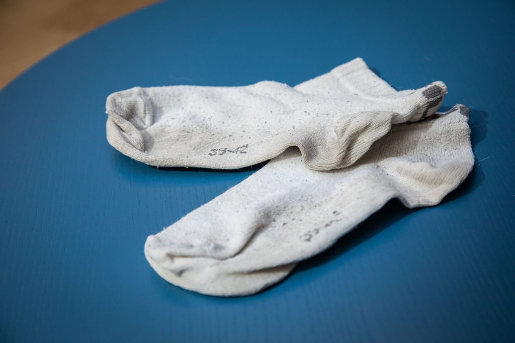 Gegen den Grauschleier: Werden Socken mit Hilfe von Hausmitteln wieder strahlend weiß?