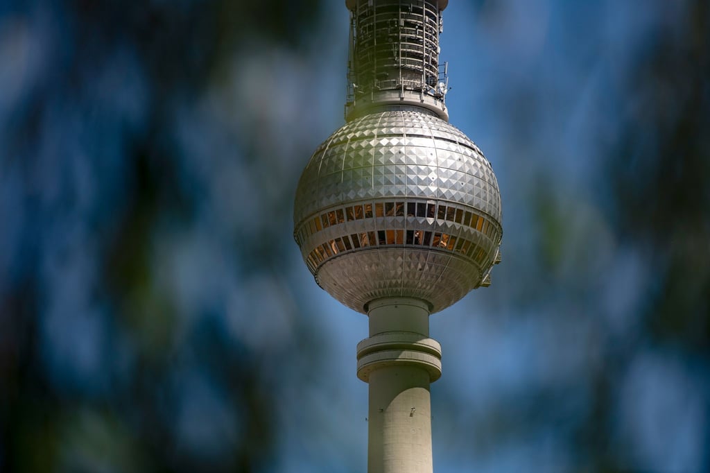 Die Kugel des Berliner Fernsehturms glänzt in der Sonne. (Archivbild)