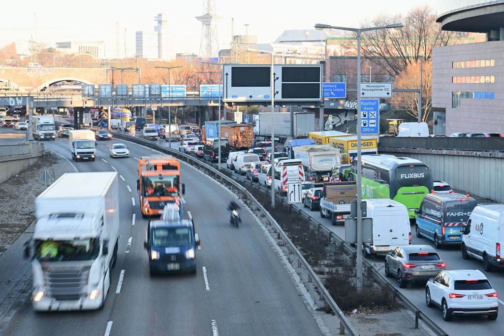Auf den Autobahnen rund um Berlin dürfte es über Pfingsten voll werden. (Archivbild)