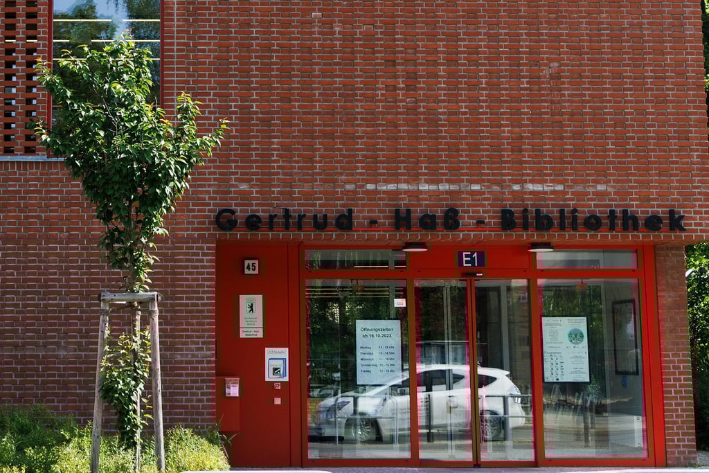 Die Gertrud-Haß-Bibliothek in Berlin: Hier wurde Senatorin Giffey vor einem Jahr angegriffen. (Archivbild)