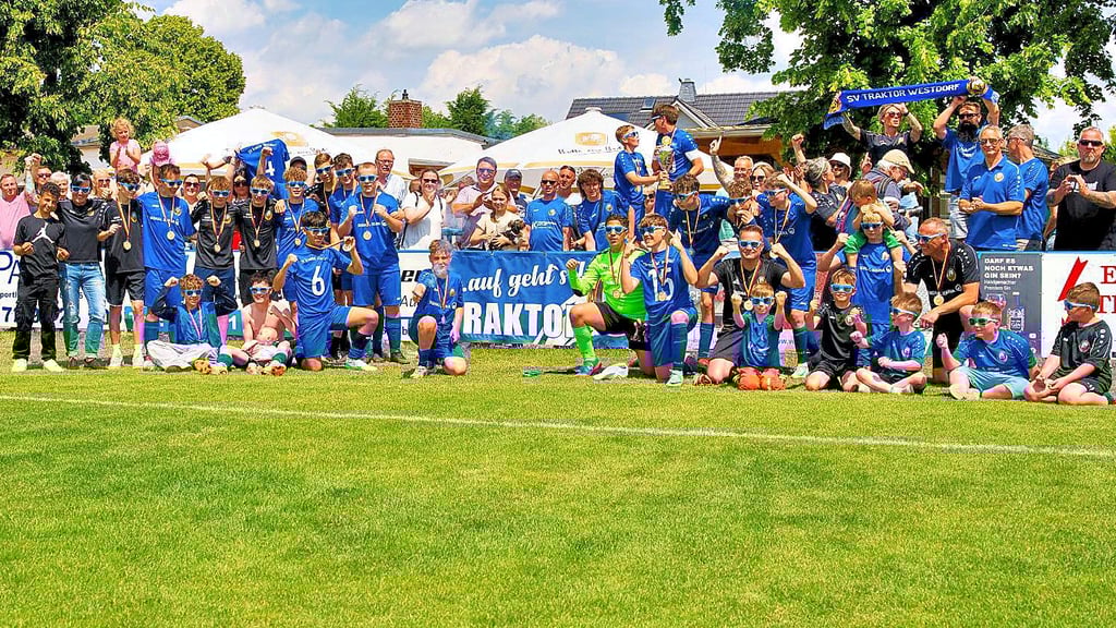 Die C-Jugend von Traktor Westdorf hat nach dem letzten Saisonspiel allen Grund zum Jubeln.