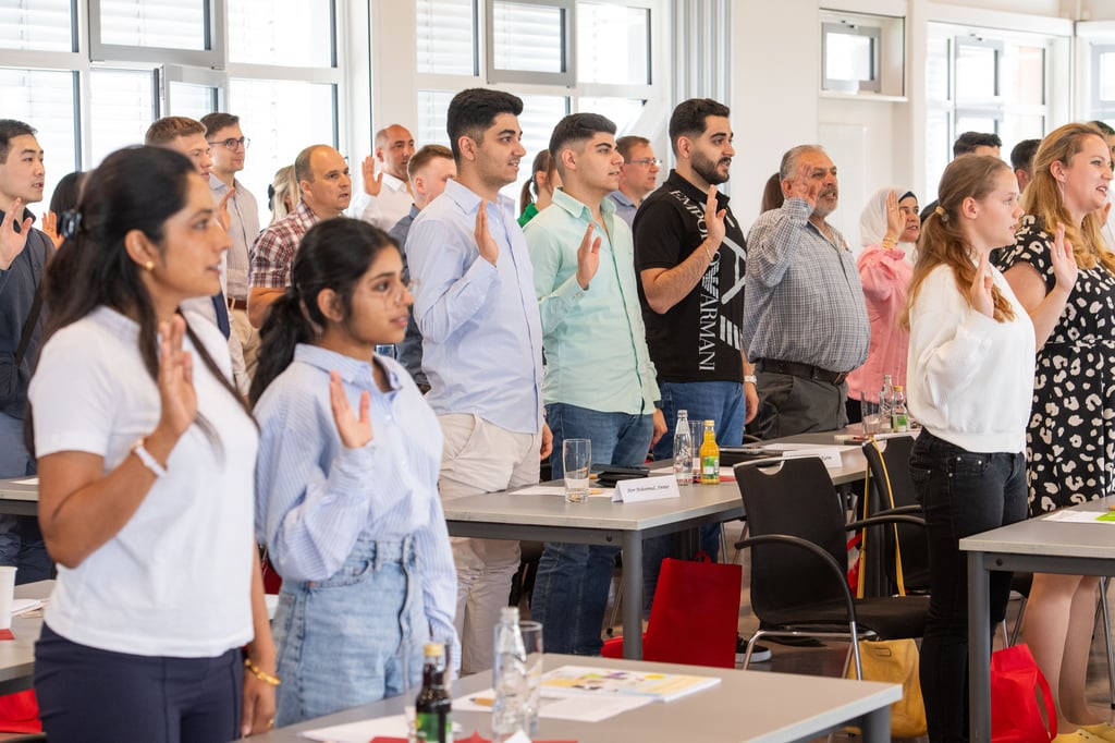 Mit dem Ablegen eines Eides auf das Grundgesetz sind am Montag 55 Menschen nach Deutschland eingebürgert worden.