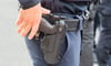 Ein Polizist trägt ein Standardgürtelholster mit seiner Dienstwaffe.