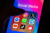 Socia-Media-Apps auf einem Smartphone-Bildschirm – auch viele Möglichkeiten für Hass und Hetze