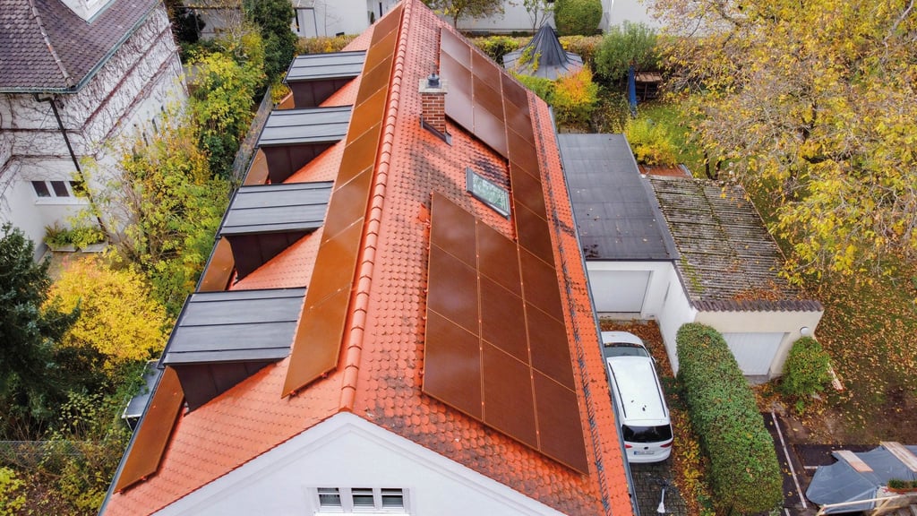 So kann eine denkmalgerechte Solaranlagen aussehen - mit farblich angepassten Modulen auf dem Dach.