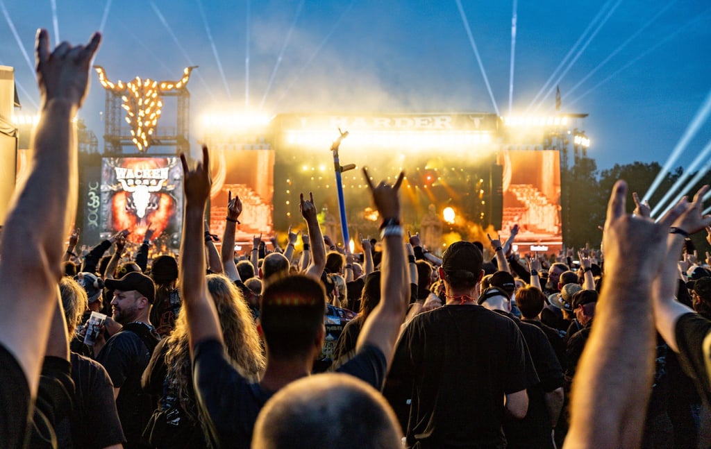 Gemeinsam die liebsten Bands feiern - so machen Festivals Spaß. Bei kleineren Gesundheitsproblemen hilft eine gut ausgestattete Festival-Apotheke.