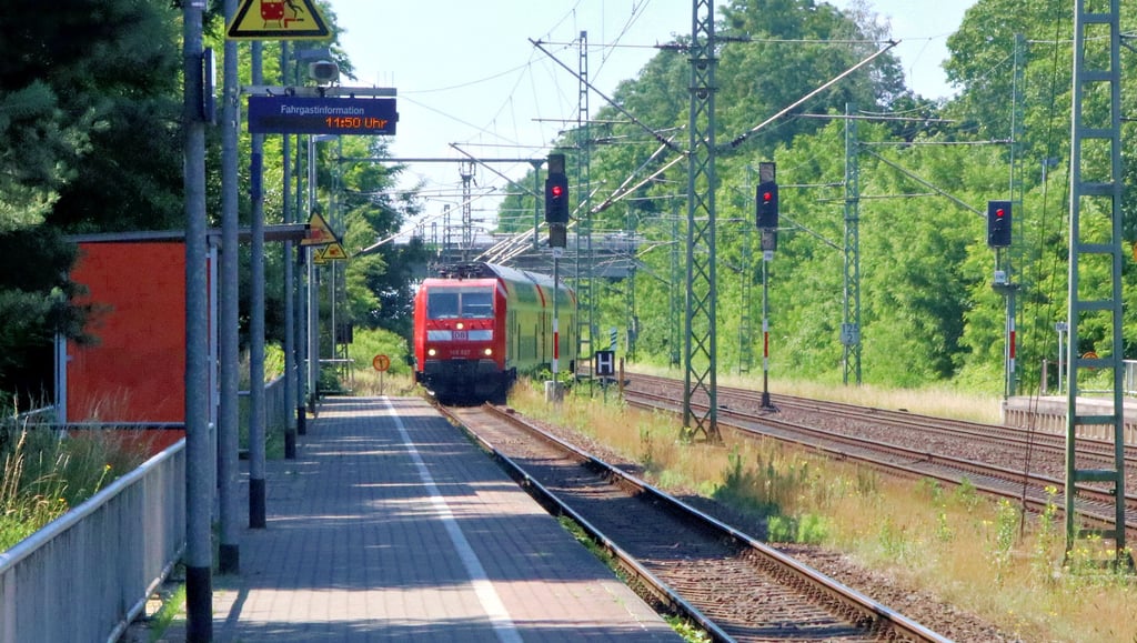 Ein Zug fährt in den Bahnhof Möser ein.