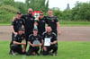 Tom Engelmann (hinten, 2. v. l.) hat sich in doppelter Hinsicht am Wettbewerb beteiligt: Er ist Teil des Feuerwehrsportteams und hat die Holzpokale gemacht - einen davon hat seine Mannschaft gewonnen.  