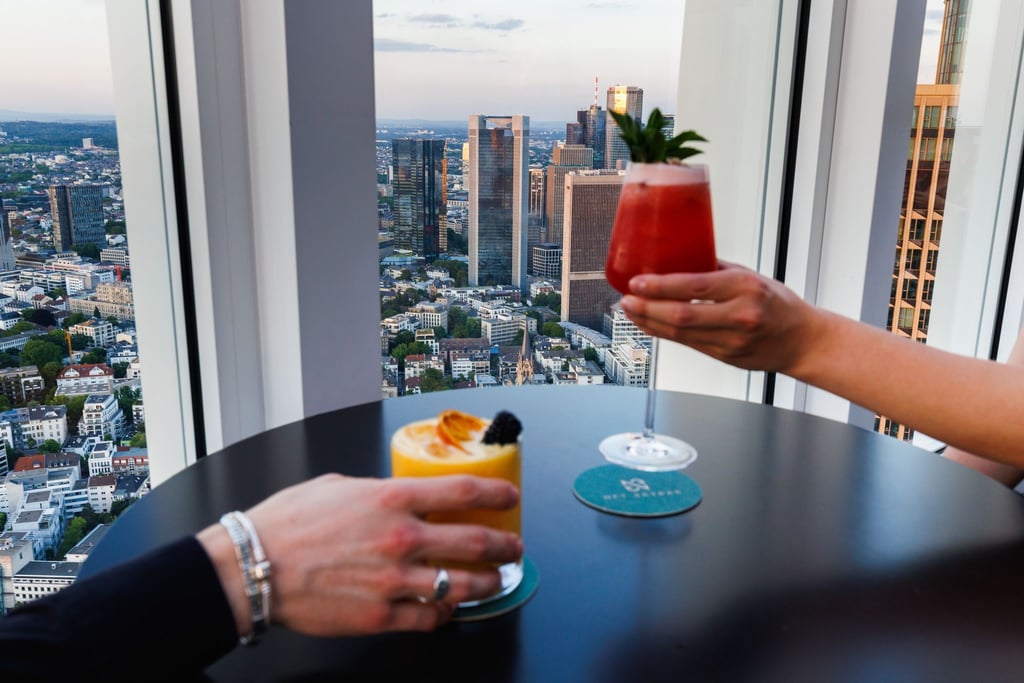 Drinks mit View: Cocktails werden in der „NFT-Skybar“ vor der Kulisse der Frankfurter Skyline serviert.