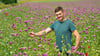 Wenn man sich vor Augen hält, dass jede Mohnblüte bloß einen Tag lang blüht, sieht man in den alljährlich zwei „violetten Wochen“ also rein statistisch Tag für Tag stets nur ein Vierzehntel der vollen Pracht: Robert Kögel  auf dem Feld.