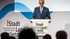 Bundeskanzler Friedrich Merz (CDU) äußert sich beim Kommunalkongress des Deutschen Städte- und Gemeindebundes auch zur Gerichtsentscheidung, die Zweifel an der Rechtmäßigkeit des Vorgehens der Bundesregierung an den Grenzen anführt.