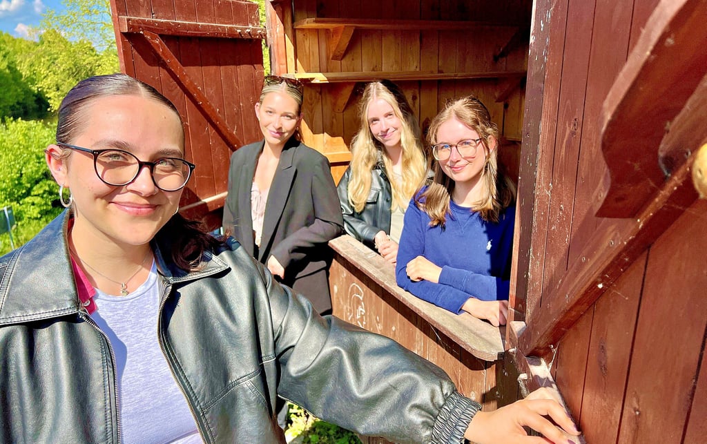 Mya Vogelsang, Anna Richter, Luise Spengler, Marie Rose und Emma Baldauf (nicht auf dem Foto) haben eine Spendenaktion gestartet, um eine Holzhütte für den Verein „Zukunft Latdorf“ finanzieren zu können.