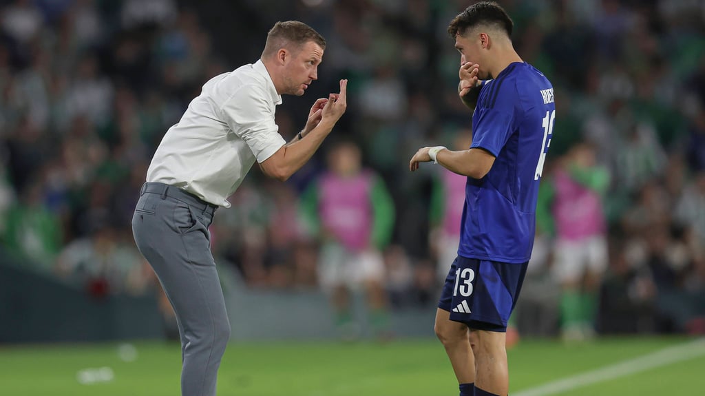Jacob Neestrup spricht mit seinem Spieler Rodrigo Huescas.