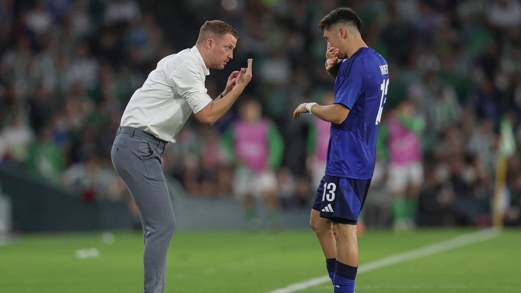 Jacob Neestrup spricht mit seinem Spieler Rodrigo Huescas.