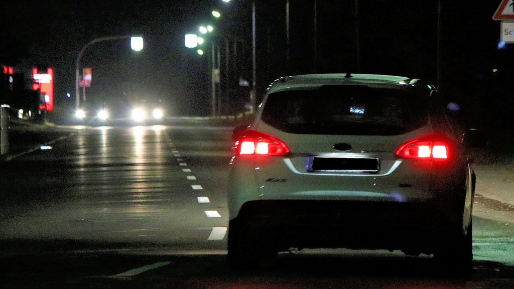 In der Dunkelheit auf einer viel befahrenen Straße zu laufen, ist gefährlich. Diese Erfahrung musste ein Havelberger jetzt machen, nachdem die Polizei ihn betrunken auf dem Fahrrad erwischt und einkassiert hatte.