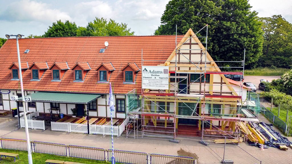 Am Sportlerheim im Wanzleber Bördestadion laufen derzeit Arbeiten am Balkon. Damit ist die letzte Phase der geplanten Sanierung angelaufen. Schon bald soll sie abgeschlossen sein.