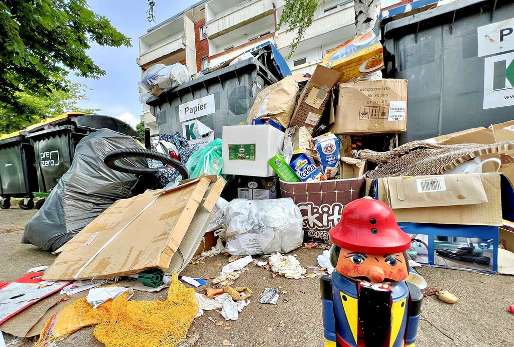 Am Containerplatz zwischen Paul-Schneider-Straße und Bonhoeffer-Straße türmt sich der Müll.