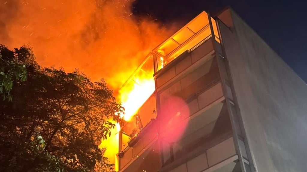 In der Eisleber Novalisstraße schlugen Montagabend meterhohe Flammen aus einer Wohnung.