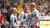 Gisli Kristjansson ist nach seiner Schulterverletzung völlig fertig und wird von seinen Magdeburger Teamkollegen Daniel Pettersson und Magnus Saugstrup getröstet. 