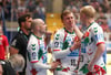 Gisli Kristjansson ist nach seiner Schulterverletzung völlig fertig und wird von seinen Magdeburger Teamkollegen Daniel Pettersson und Magnus Saugstrup getröstet. 