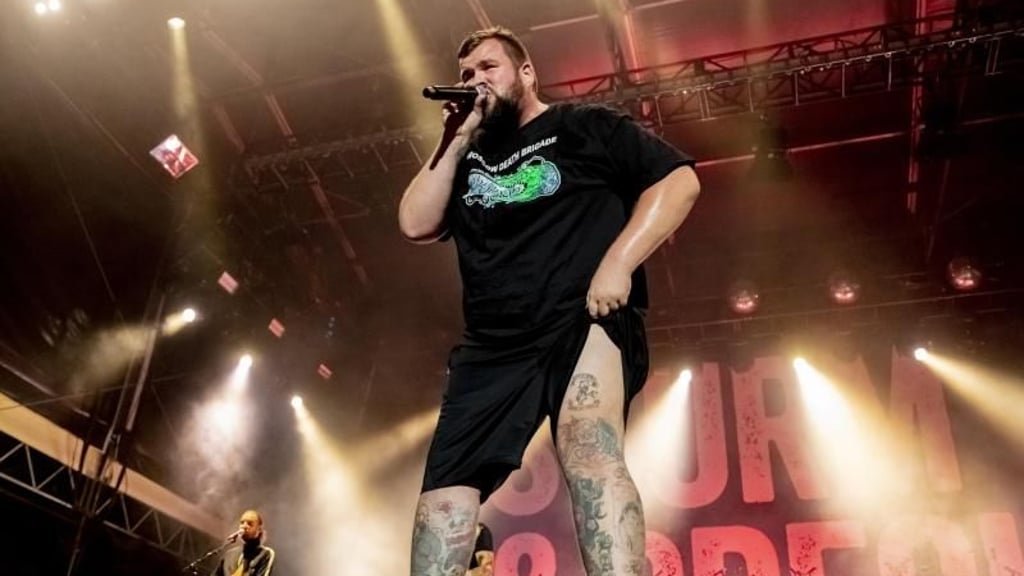 Feine Sahne Fischfilet-Sänger Monchi bei einem Konzert. Die Band spielt jüngst auch in Magdeburg und machte der Stadt eine Liebeserklärung.