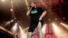 Feine Sahne Fischfilet-Sänger Monchi bei einem Konzert. Die Band spielt jüngst auch in Magdeburg und machte der Stadt eine Liebeserklärung.