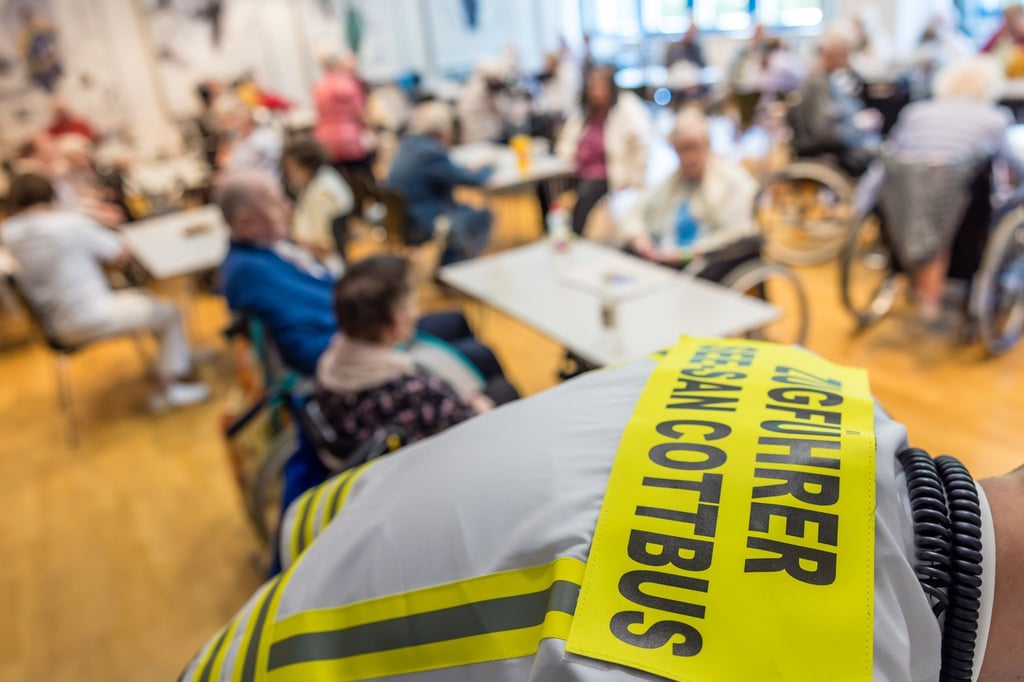 Während des Einsatzes für die Entschärfung einer Weltkriegsbombe in Cottbus wurden Menschen in einer Notunterkunft betreut.