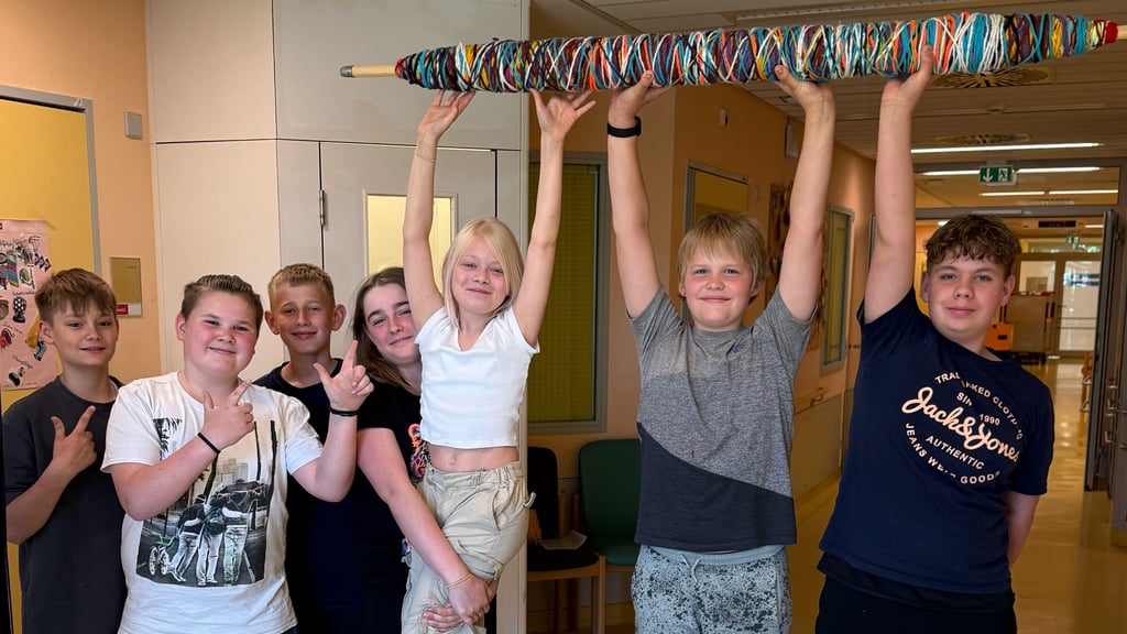 Stolz präsentieren die jungen Patienten der Kinder- und Jugendpsychiatrie des Klinikums Magdeburg ihre über einen Kilometer lange Häkelschnur.
