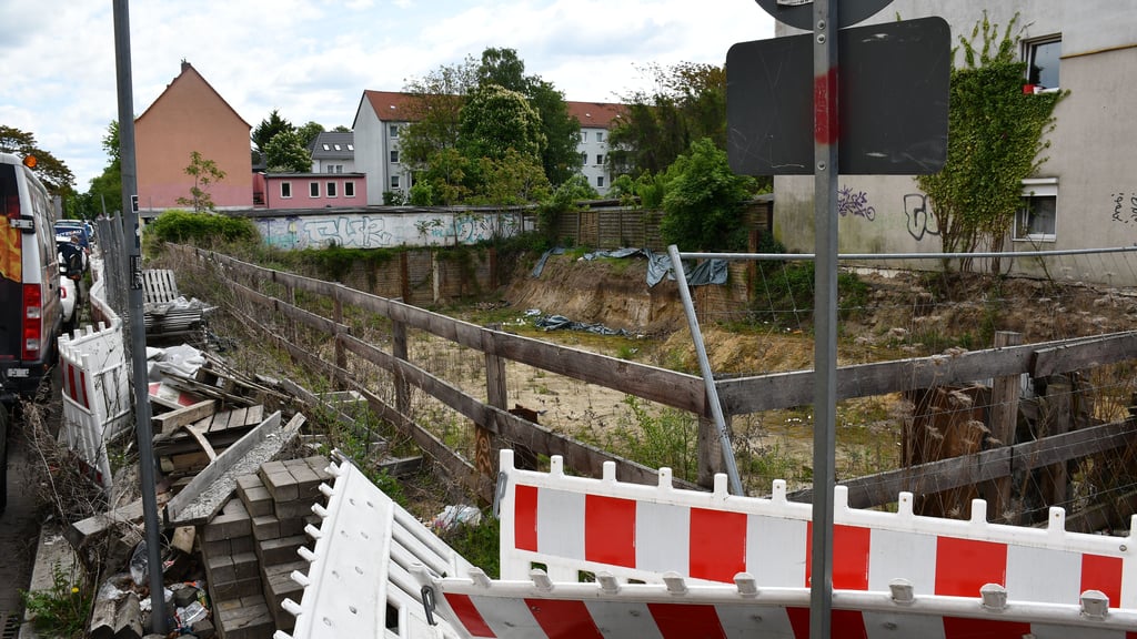 In Magdeburg-Neustadt verwahrlost ein Baugrundstück nach der Pleite des Investors.