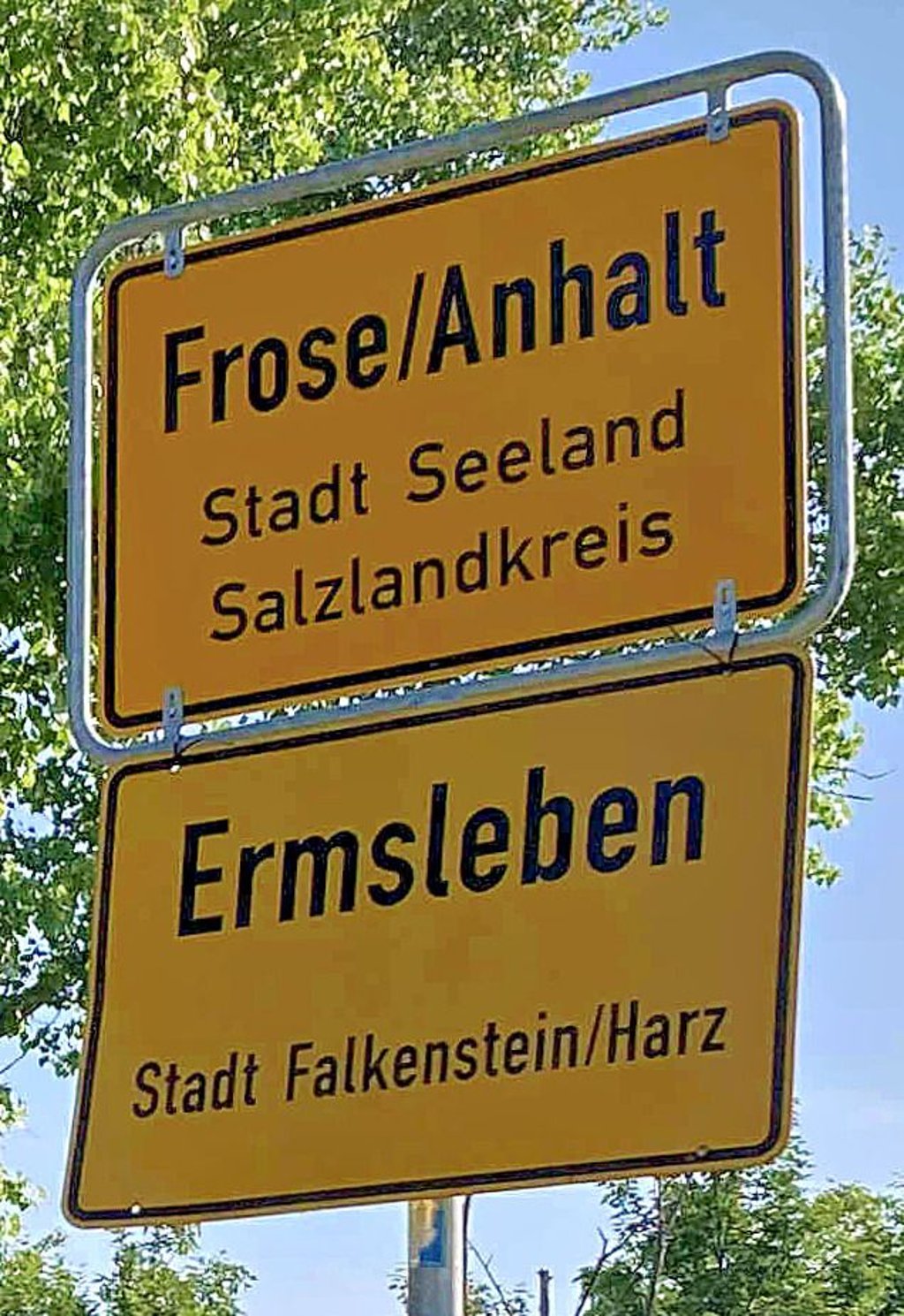 Frose oder Ermsleben? Das „doppelte Lottchen“ am Ortseingang sorgte am Wochenende im Seeland für Verwirrung.