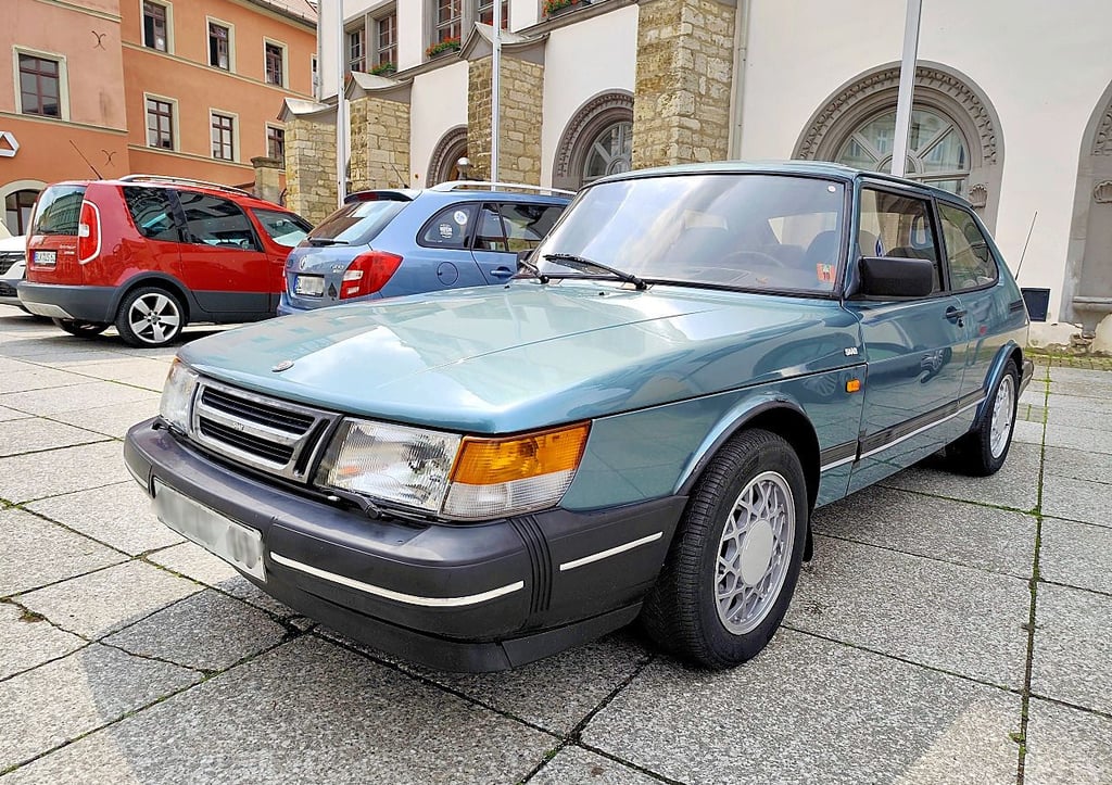 Anfang Februar aus dem Naumburger City-Kaufhaus gestohlen, steht der auffällige Saab 900, Baujahr 1989, während der Verhandlung vor dem Amtsgericht. Angeklagt ist ein 31-jähriger Tatverdächtiger. Als Zeuge sagt der Besitzer des Autos aus.
