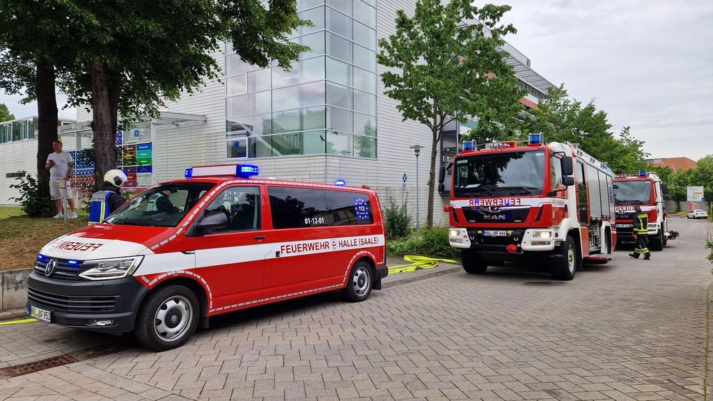 Die Feuerwehr ist mit einem riesigen Aufgebot vor Ort im Nanotechnikum.