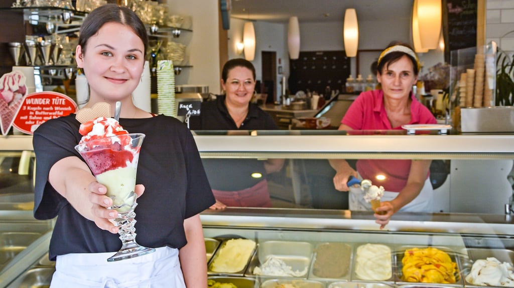 Maya Schilling (links) ist vor kurzem wieder mit in das Familienunternehmen eingestiegen. Zusammen mit Mama Cathrin (rechts) und Mitarbeiterin Cristina Cruz sorgt sie für Eiskugeln und Becher im Barleber Eiscafé am Hirtentor.
