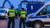 Die Bundespolizei kontrolliert den Verkehr auf der Stadtbrücke in Frankfurt (Oder) am Grenzübergang ins polnische Slubice.