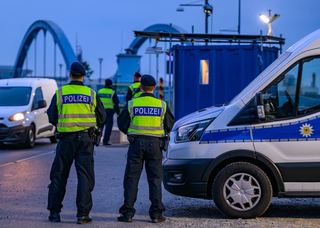 Die Bundespolizei kontrolliert den Verkehr auf der Stadtbrücke in Frankfurt (Oder) am Grenzübergang ins polnische Slubice.