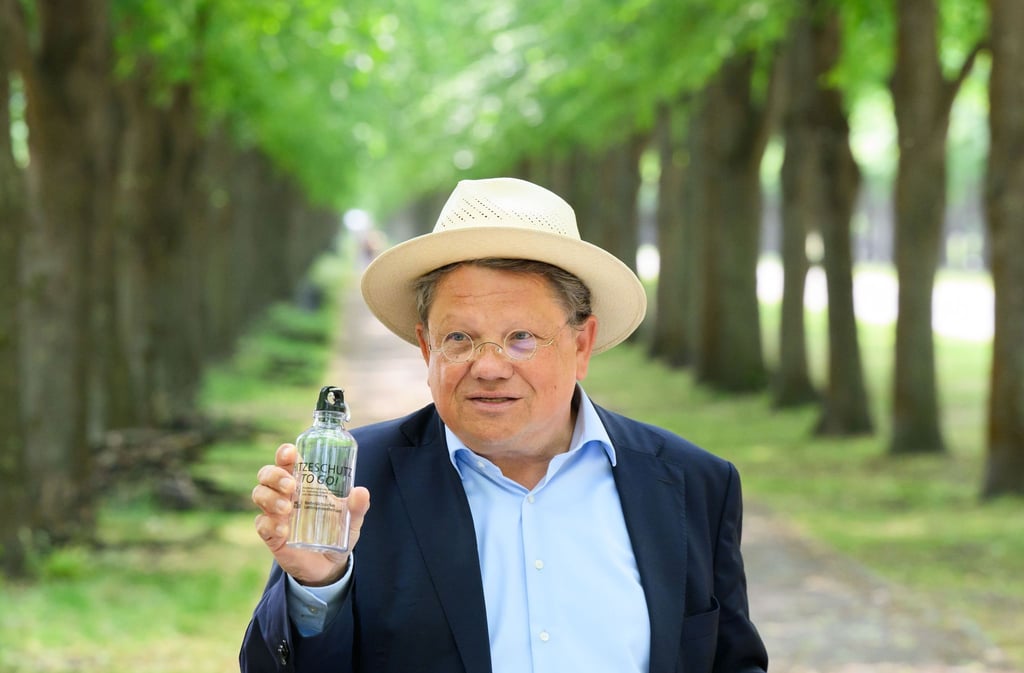 Gesundheitsminister Andreas Philippi macht es vor: Auch ein Hut kann bei Hitze helfen.