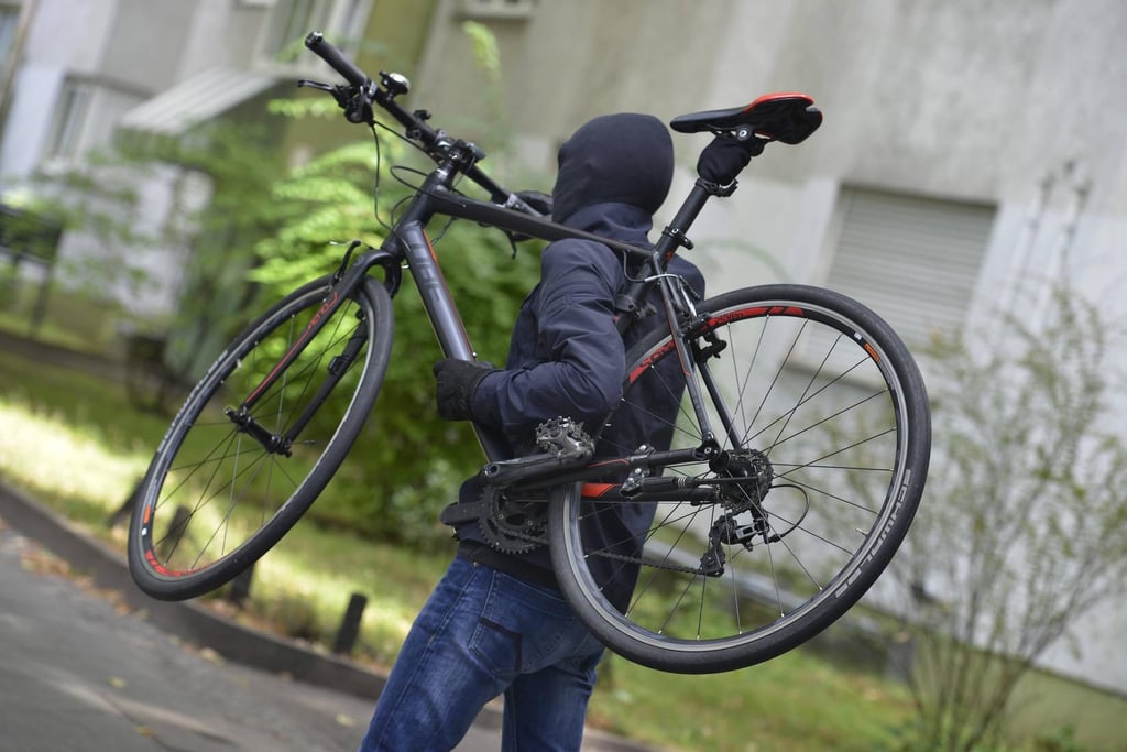 Dem Angeklagten wird vorgeworfen, Fahrräder gestohlen zu haben.
