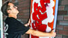 Felix Reder  verewigt seine Kunstwerke mit der Spraydose auf Surfboards.