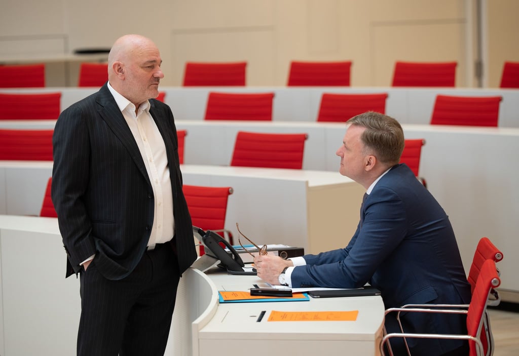 Robert Crumbach (links) und Steeven Bretz. Die Koalitionsfraktionen von SPD und BSW einigen sich mit der oppositionellen CDU im Streit über eine Anhörung zum Haushalt. (Archivbild)