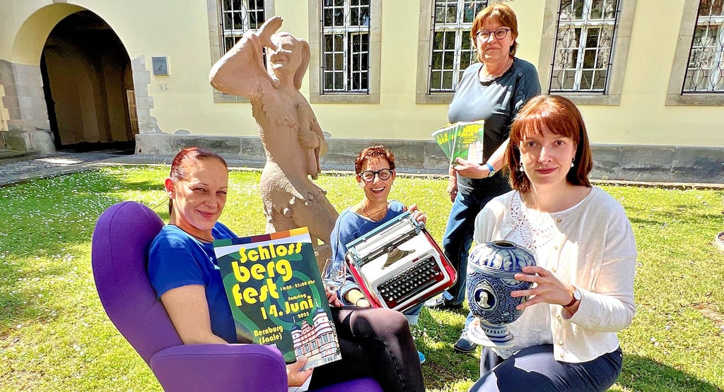 Antje Knaak (von links), Kristin Mothes, Christina Lewek und Christiane Heinevetter stellten das Programm des 24. Bernburger Schlossbergfestes vor und präsentieren einige der Gegenstände, die versteigert werden sollen.