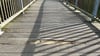 Beschädigte Holzbohle: An einer Fußgängerbrücke in Magdeburg ist eine Stelle marode.